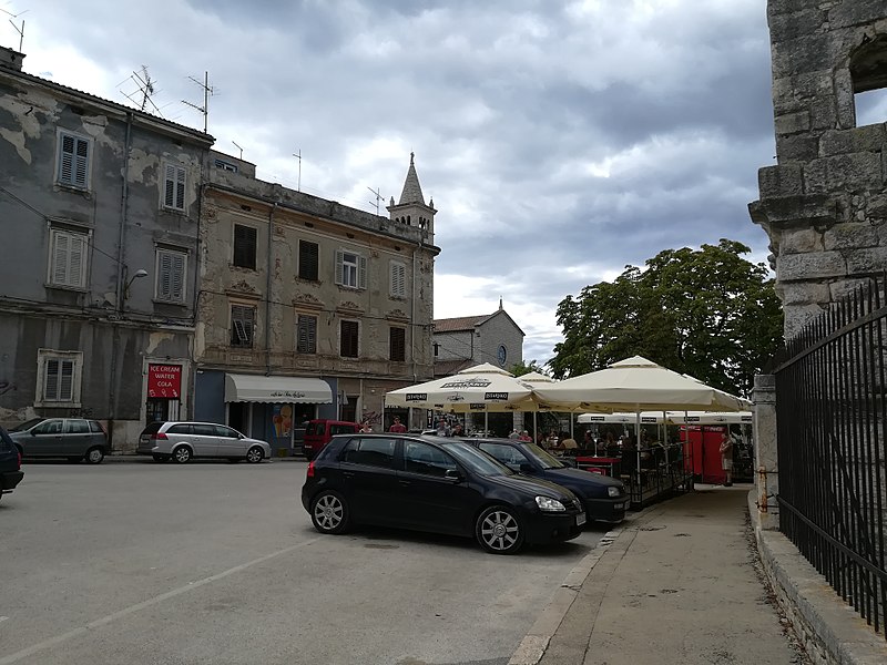 File:Street in Pula 53.jpg