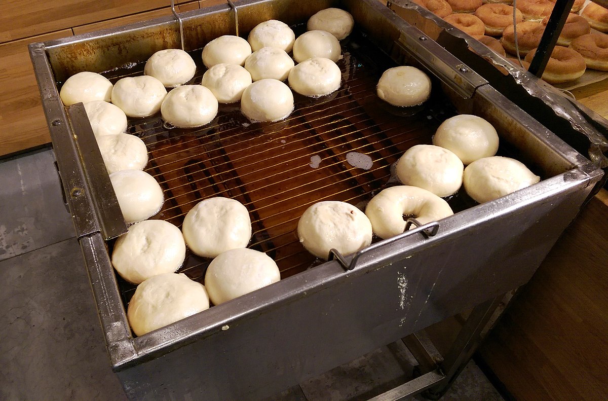 https://upload.wikimedia.org/wikipedia/commons/thumb/a/aa/Sufganiyot_and_Donuts_in_their_deep-fryer.jpg/1200px-Sufganiyot_and_Donuts_in_their_deep-fryer.jpg