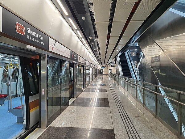 T251 train at Shenton Way MRT station