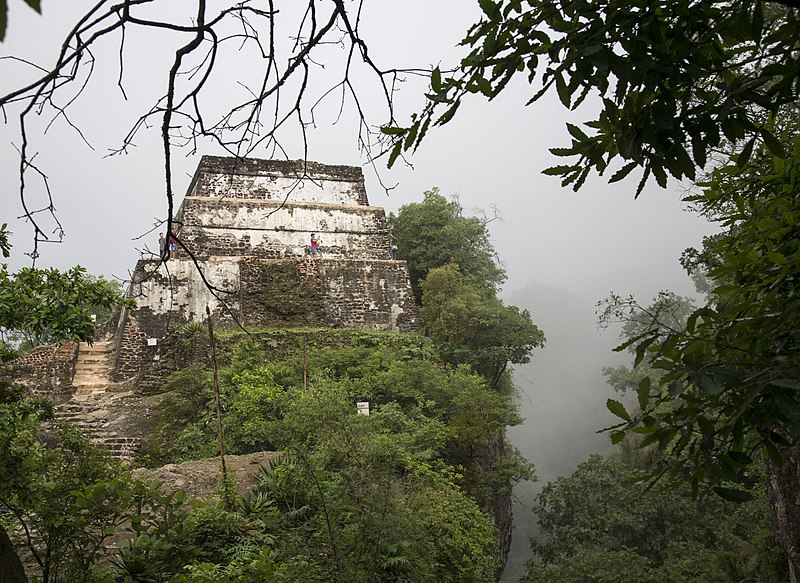 File:Tepozteco La piramide al borde del barranco entre el misterio de la niebla.jpg