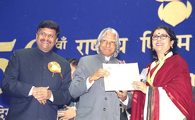 Aparna Sen receiving the Best Direction Award for the year 2002 from The President A. P. J. Abdul Kalam.