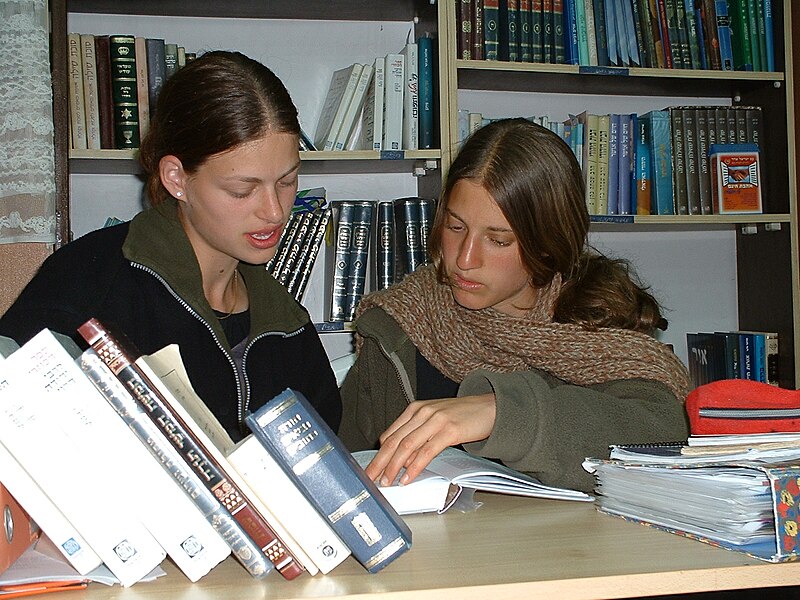 File:The students a Midreshet Shilat.JPG