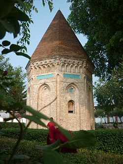 Tomb Mausoleum Mir diris Heydar Amuli (Seied 3 sunbruno) fakhrulislamo kaj ruknal ripetlernas Amuli.JPG