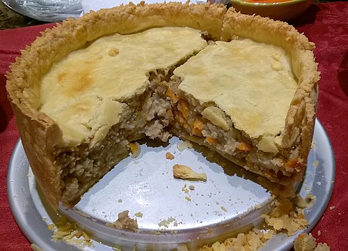 Поешь пирог. Голубиный пирог. Туртьер Tourtière St-Jean рецепт. Tourtiere du Lac Saint Jean история. La Tourtiere de luc-Saint-Jean что за блюдо.