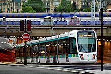 Tramway Paris T3 et Transilien.jpg