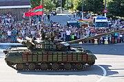 沿ドニエストル共和国（トランスニストリア共和国）軍のT-64BV。2015年9月2日の独立記念日パレードにて撮影。