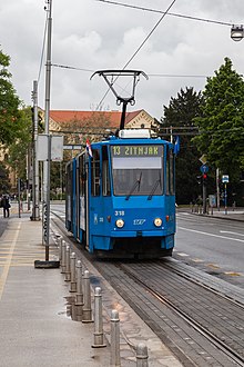 Beograd kupuje 50 ruskih tramvaja - Page 3 220px-Tranv%C3%ADa_13%2C_Zagreb%2C_Croacia%2C_2014-04-20%2C_DD_01