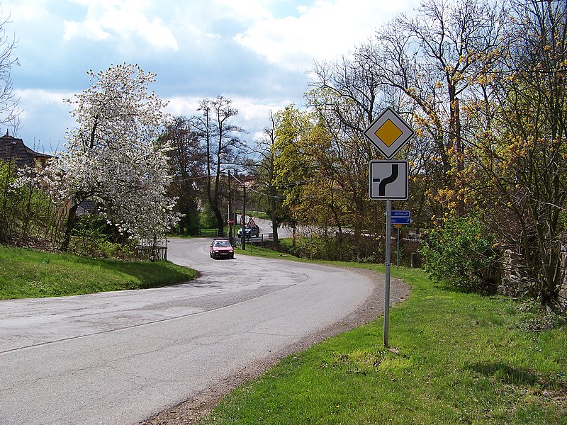 File:Tuklaty, Ke Hřišti, pohled k mostu.jpg