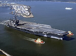 John F Kennedy lämnar Mayport Naval Base, Florida