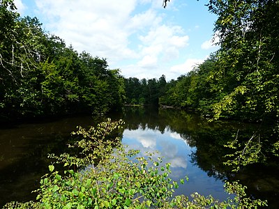 Die zu einem Weiher aufgestaute Valouse oberhalb der Schmiede von Mavaleix