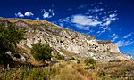 Colline avec grottes