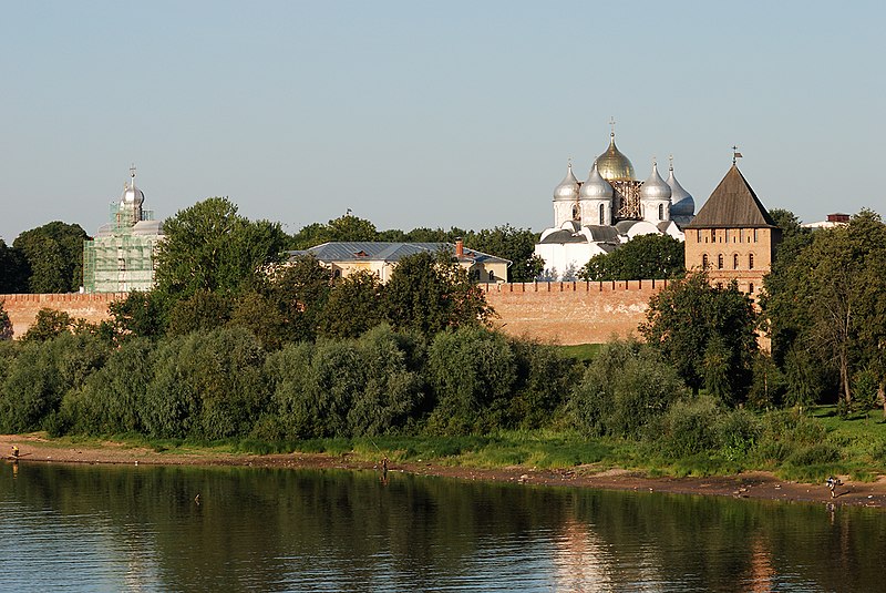 File:Velikiy Novgorod Detinets 02.jpg