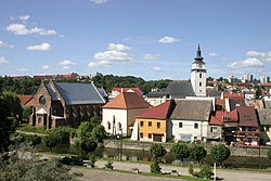 Střed města od severu. V popředí řeka Oslava, vlevo Nová synagoga, vpravo kostel svatého Mikuláše.