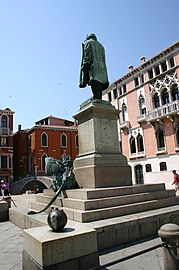 La statua di Manin.