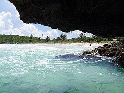 Vieques jaskyna na PlayaNavio.jpg