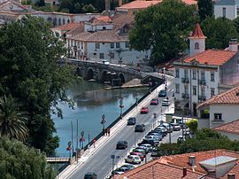 Tomar kasabası ve Nabão nehri manzarası
