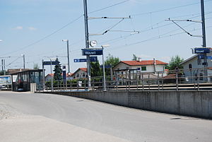 Double-track jalur kereta api dengan sisi platform