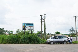 Un panneau "Bienvenue à Owo"