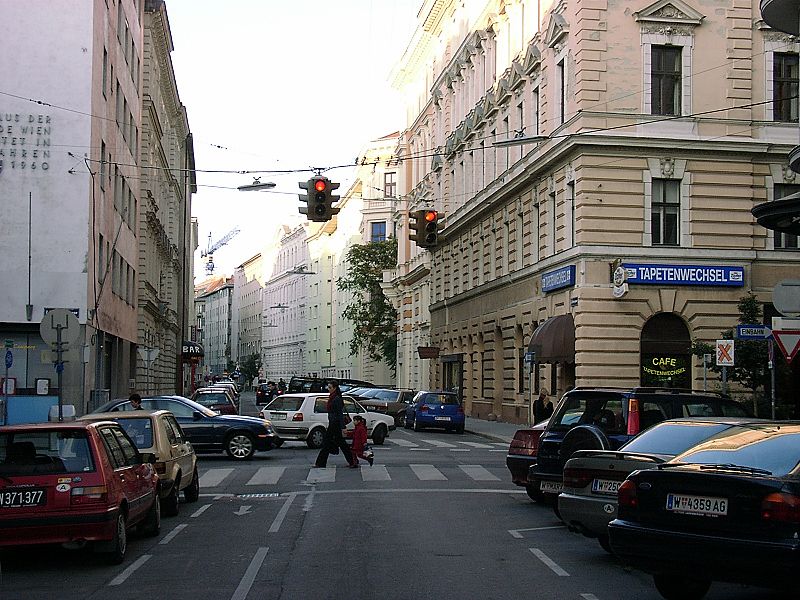 File:Wien Ampel ueber Kreuzung.jpg