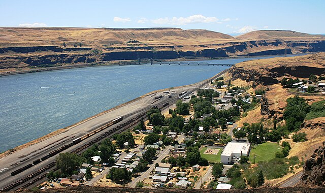Wishram as seen from above. Note the rail bridge across the Columbia River in the west and Mount Hood in the distance.