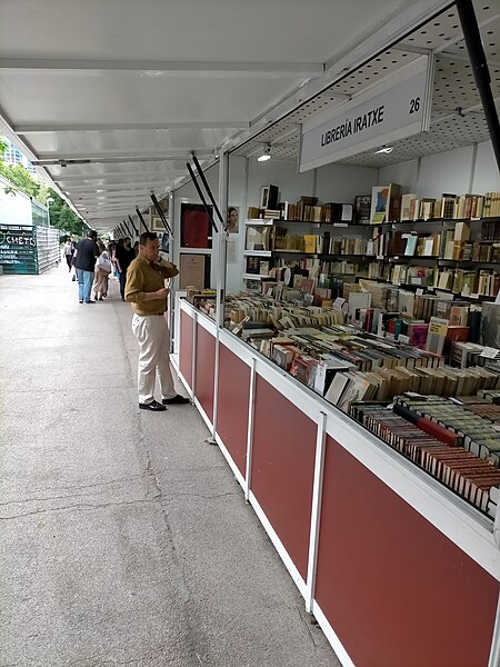 File:XLIV Feria del Libro Antiguo y de Ocasión en mayo de 2022 20.jpg