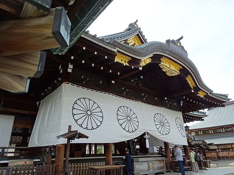 File:Yasukuni Shrine - Commemorating Japan's War Dead (and War Criminals) - Tokyo - Japan - 05 (46991216225).jpg