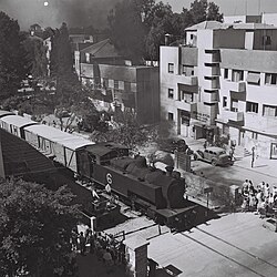 קטר קיטור גורר רכבת משא ברחוב יהודה הלוי, בשנת 1946
