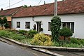 Čeština: Obec Závist v okrese Blansko. Dům č. 10 na návsi s upravenou předzahrádkou, pohled od západu. English: Závist (Blansko District), Czech Republic. Village house.