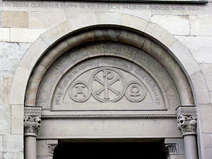 Inscription sur les débuts de la Réforme d'Ulrich Zwingli au-dessus d'une porte de la Grossmünster à Zurich.