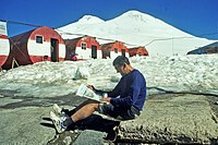 D. Shparo citește ziarul „Seara Donețk” pe Elbrus