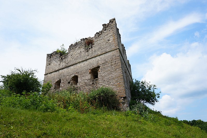 File:Замок, село Сутківці.jpg