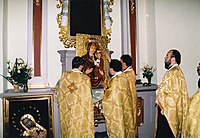 Sviashchennosluzhiteli vkliudaiut' Terebovlians'ku ikonu u ramu v Arkhikatedral'nomu sobori sv. Iura u L'vovi.jpg