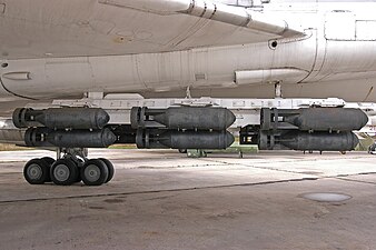 Jusqu'à 18 bombes FAB-500 M-54 sur deux pylônes sous les ailes et la baie interne d'un Tu-22M[30].