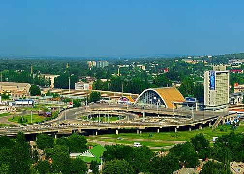 Луганск. ЖД вокзал Луганск эстакада. Эстакада Луганск. ЖД вокзал Луганск ЛНР. Луганск (Украина) достопримечательности.