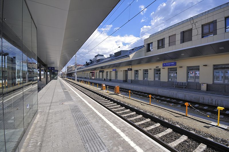 File:13-04-13-st-poelten-bahnhof-257.jpg