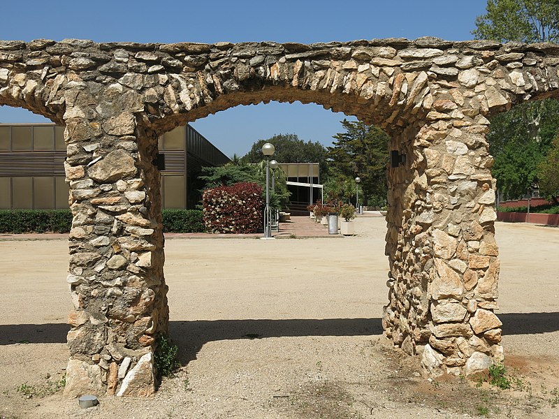 File:130 Arcades del recinte de la sala Kursaal (Valls), antic aqüeducte.jpg