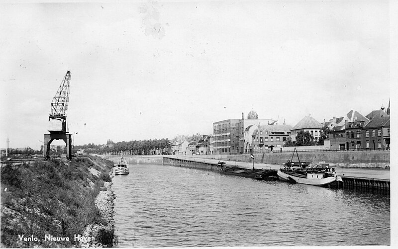 File:1900 Blik op de nieuwe haven. Op achtergrond rechts de enveloppenfabriek Bontamps.jpg