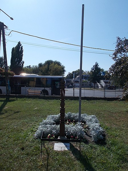 File:1956 Hungarian Revolution kopjafa and flagpole, 2020 Fót.jpg