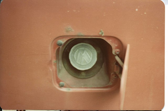 https://upload.wikimedia.org/wikipedia/commons/thumb/a/ab/1971_volkswagen_campermobile_gas_cap_cover.jpg/640px-1971_volkswagen_campermobile_gas_cap_cover.jpg
