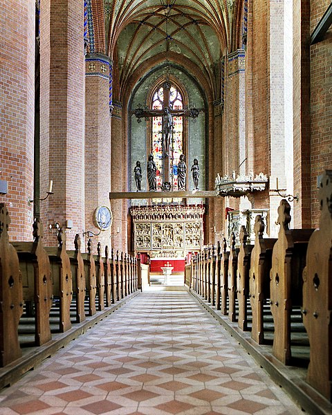 File:19870915320NR Güstrow Stadtkirche St Marien Triumphkreuz Altar.jpg