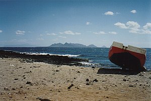 Santa Luzia gesehen von Calhau, São Vicente. Links im Hintergrund São Nicolau, rechts ist Branco zu erkennen