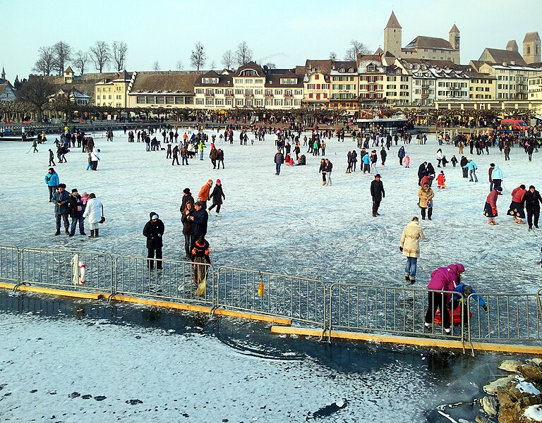 File:2012 'Seegfrörni' - Zürichsee - Rapperswil Hafen 2012-02-12 16-24-35 (GT-I9100).jpg