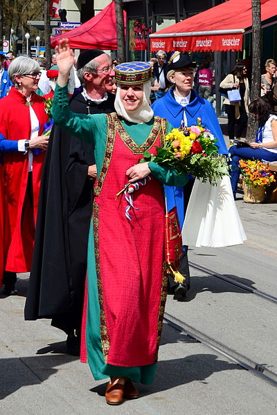 File:2013 Sechseläuten - Gesellschaft zu Fraumünster - Bahnhofstrasse 2013-04-15 14-11-55.JPG