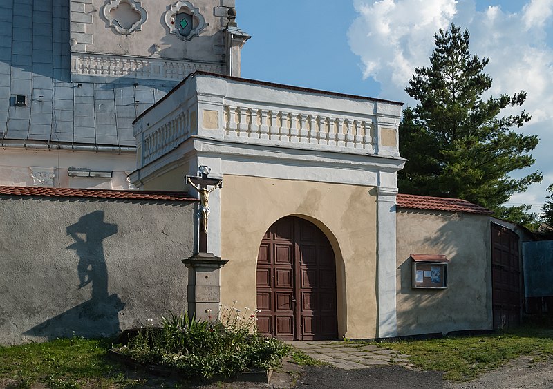 File:2014 Gorzanów, kościół św. Marii Magdaleny, ogrodzenie 02.JPG