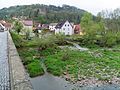 Deutsch: Der Buchenbach quert den Mühlkanal und fließt in die Jagst.