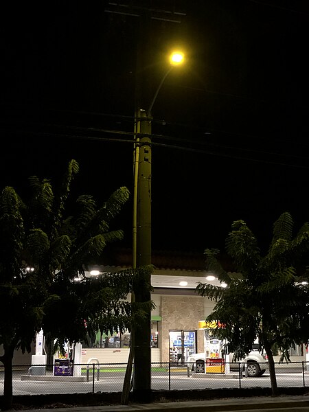 File:2021-10-08 21 23 25 Yellow street light in front of a gas station along Kuakini Highway in Kailua-Kona, Hawaii County, Hawaii.jpg