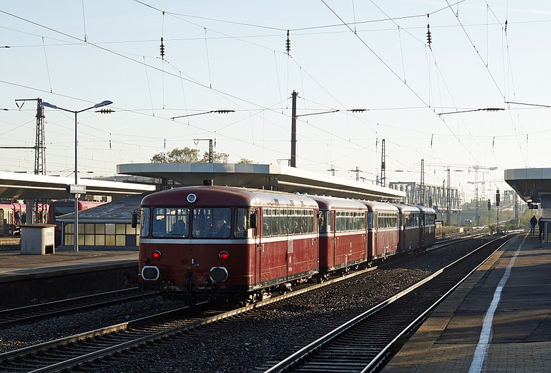 File:798 760-5 Köln-Deutz 2015-11-02-05-07.JPG