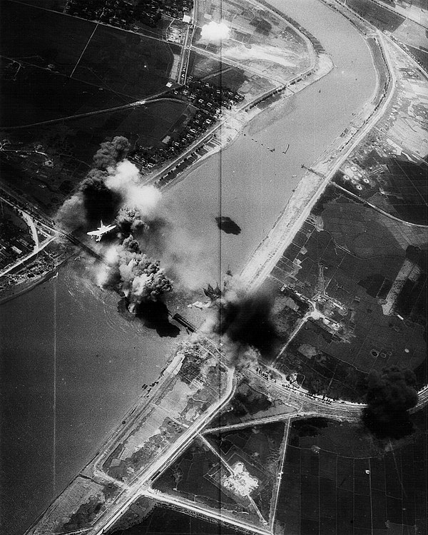 VA-195 A-7E bombing the Hải Dương bridge, 10 May 1972