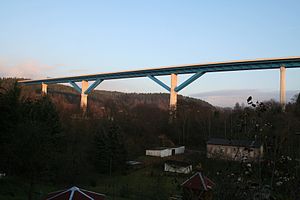 Most v údolí Haseltal