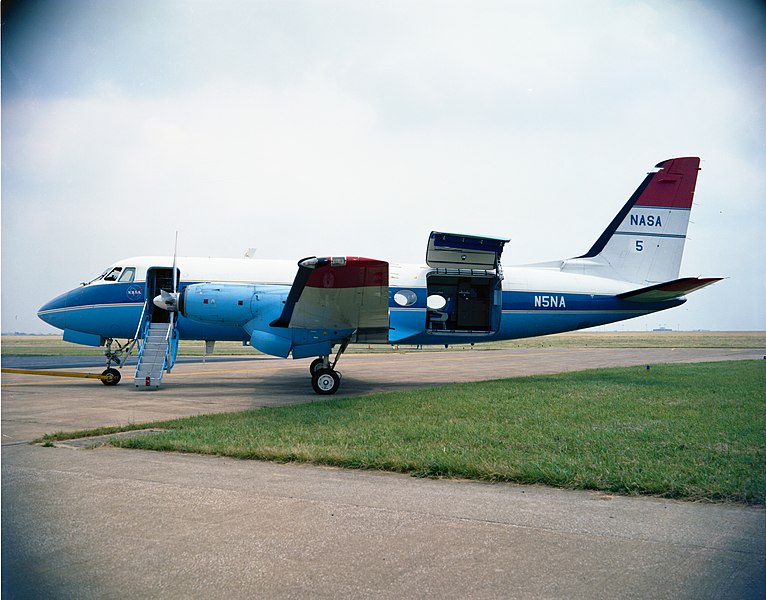 File:AIRPLANE CARGO DOOR - NARA - 17427040.jpg